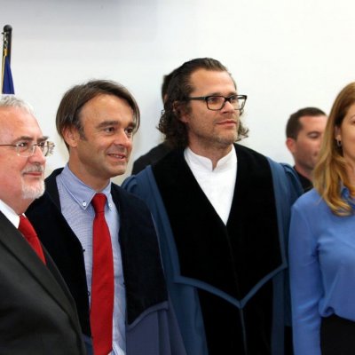 Nekdanji dekan, prof. dr. Anton Gosar, novoimenovani dekan, izr. prof. dr. Janez Mekinc, prorektor za znanstveno-raziskovalno in razvojno delo izr. prof. dr. Boris Kavur, do imenovanja novega dekana v